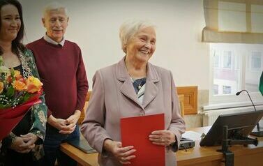 Wręczenie Aktu Nadania Honorowego Obywatelstwa Gminy Łobez podczas LXXI sesji Rady Miejskiej w Łobzie dla Pani Heleny Leszczyk.